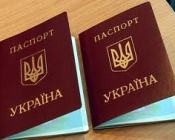 В Симферополе неизвестные отбирают и рвут паспорта украинцев