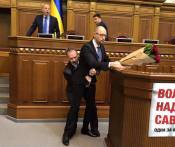Яценюк перед отставкой в два раза поднял выплаты чиновникам