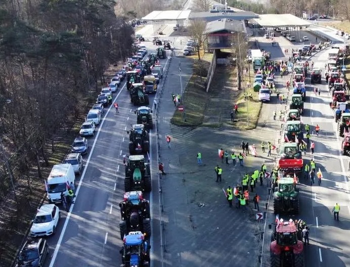 Польські протести набирають обертів: фермери заблокували головну автомагістраль до Німеччини