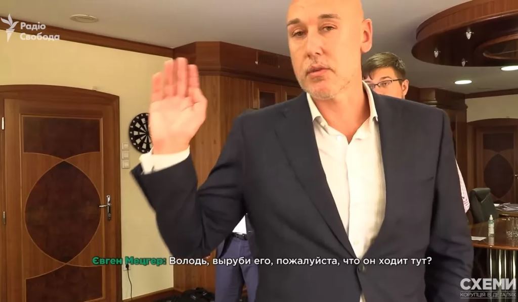 Видео нападения на журналистов в кабинете главы правления «Укрэксимбанка»: «Володь, выруби его, пожалуйста, что он ходит тут?». ВИДЕО 
