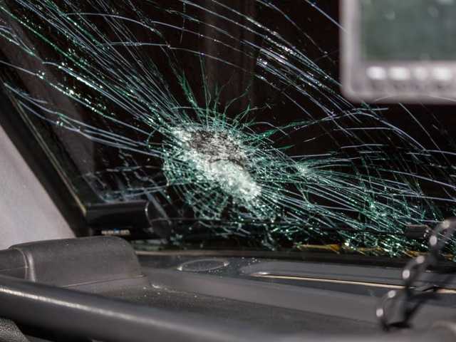 На Позняках поступили более радикально и кинули бетонную клумбу на иномарку «героя парковки», разбив лобовое стекло неправильно припаркованного автомобиля.
