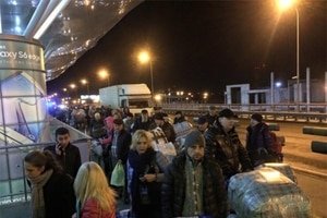 Зуб на зуб не попадает: пассажиров Борисполя «морозят» на улице в ожидании контроля. Фотофакт