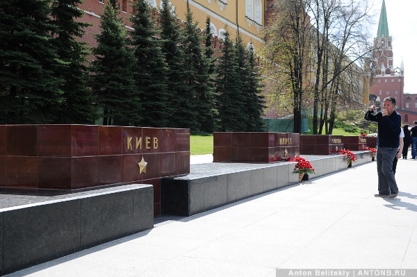 На Аллее городов-героев в Москве возложили цветы ко всем обелискам, кроме Киева. ФОТО